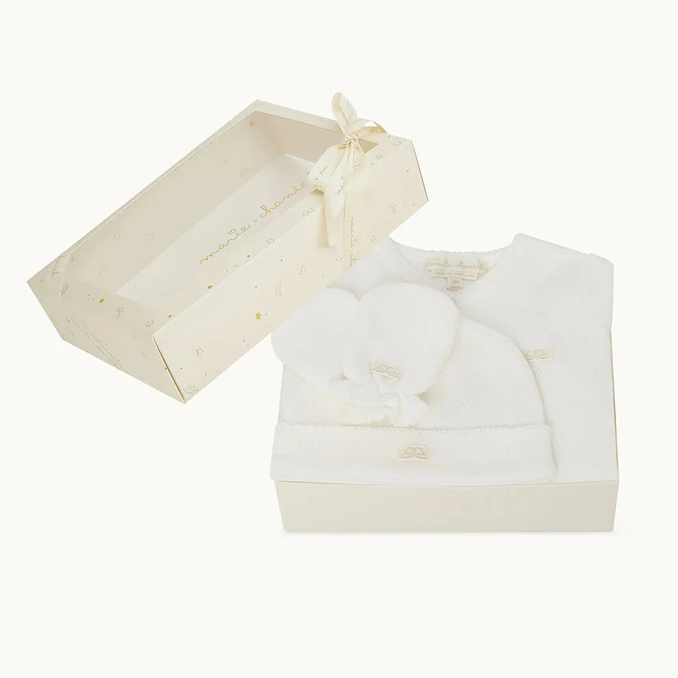 Made from 100% cotton and featuring our signature Angel Wing pointelle design, Marie-Chantal’s Pointelle Cotton Gift Set is a newborn must-have.
- Pointelle Cotton Sleepsuit
- Pointelle Cotton Hat And Mitten Gift Set
- Footed design
- Snap fastenings down the front