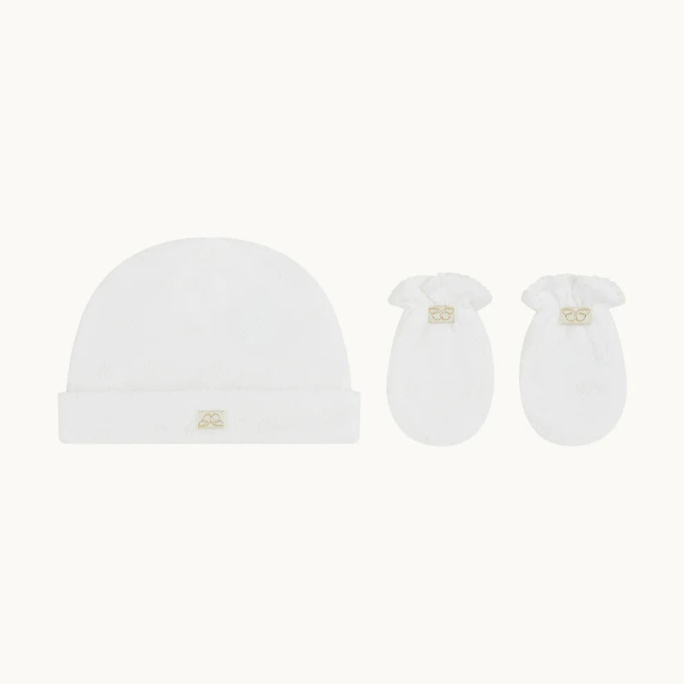 Made from 100% cotton and featuring our signature Angel Wing pointelle design, Marie-Chantal’s Pointelle Cotton Gift Set is a newborn must-have.
- Pointelle Cotton Sleepsuit
- Pointelle Cotton Hat And Mitten Gift Set
- Footed design
- Snap fastenings down the front