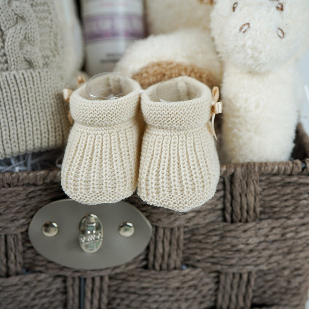 NEUTRAL BABY HAMPER, BABY BLANKET WITH HEARTS AND POMPOMS, BABY WASH, NATTOU GIRAFFE , GRAFFE RATTLE, BABY BOOTIES 