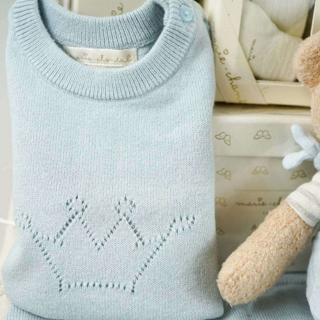 Luxury baby boy gift hamper with luxury baby boy outfit, soft GOPTS Steiff teddy, pack of 7 blue luxury socks, candle, baby hairbrush