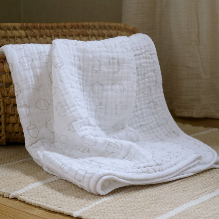 MUSLIN BLANKET WHITE WITH ACORNS AND HEDGEHOGS